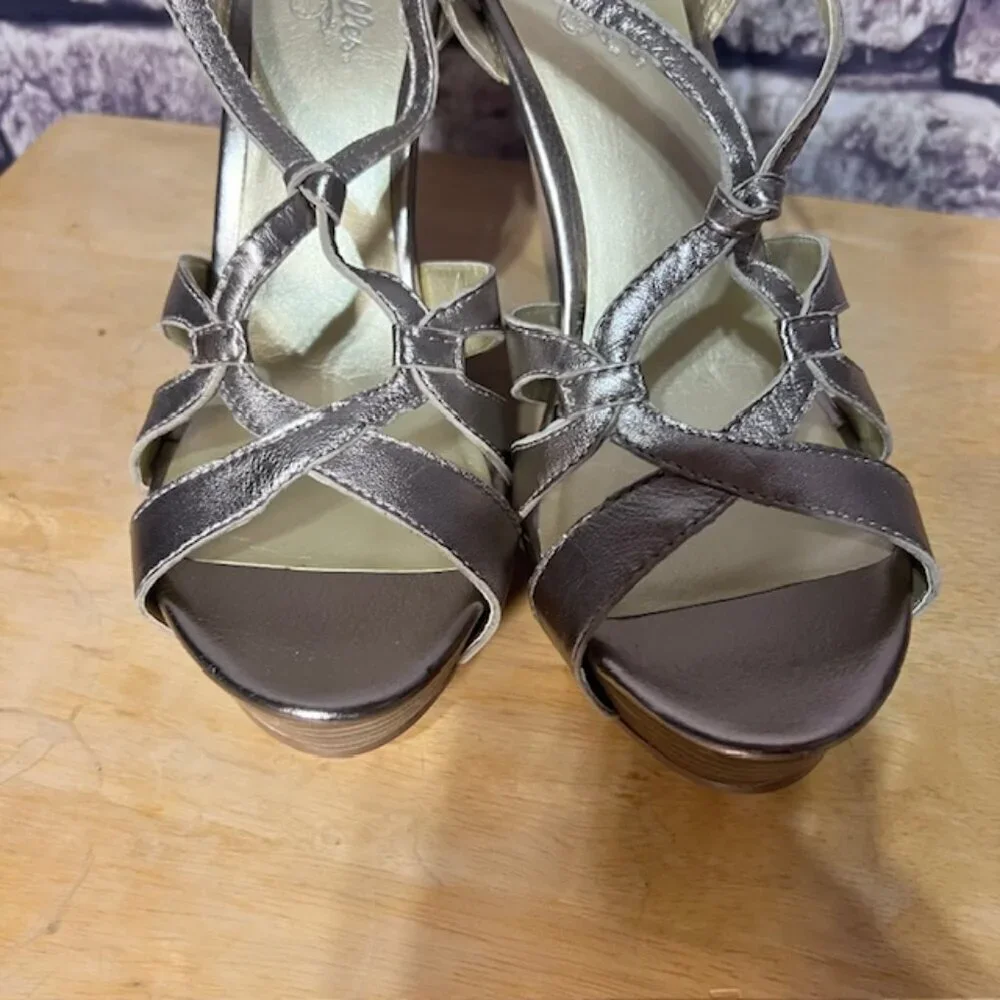 Seychelles Gold Metallic Leather Wedge Sandals Size 8.5
